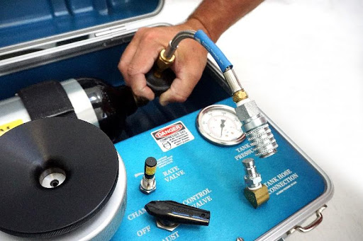 Twisting the plastic wheel nut on the fitting counter-clockwise